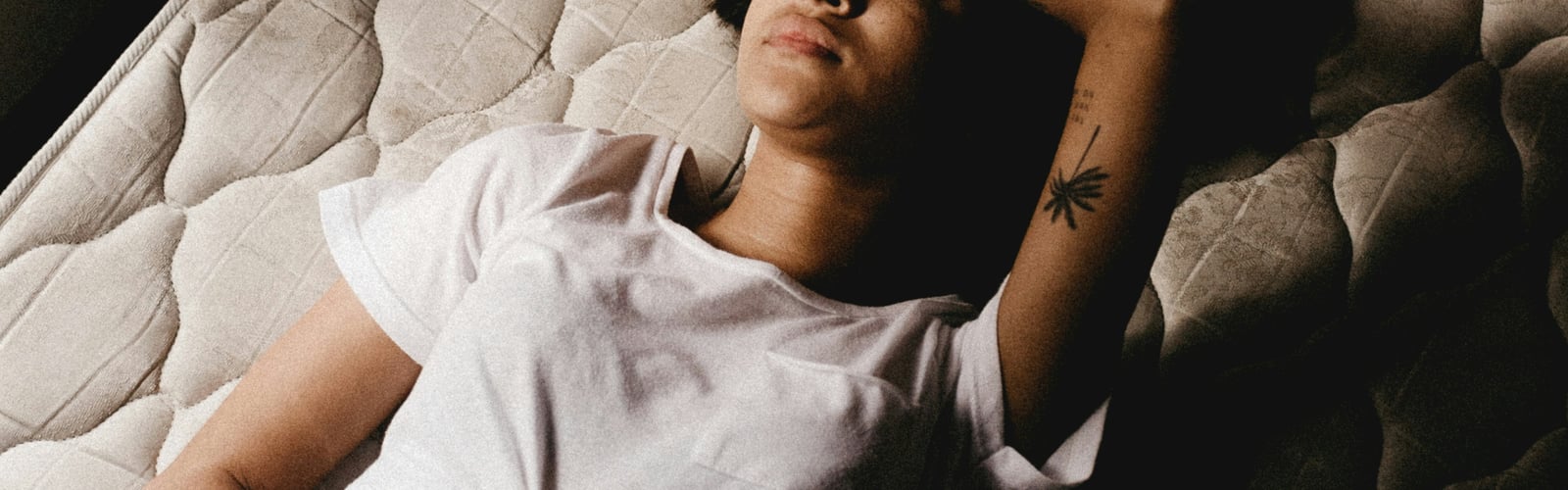 Frau h&auml;lt CBD-&Ouml;l gegen Menstruationsbeschwerden