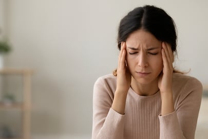 Junge Frau mit Angstzust&auml;nden &ndash; Symbolbild f&uuml;r m&ouml;gliche Behandlung mit medizinischem Cannabis