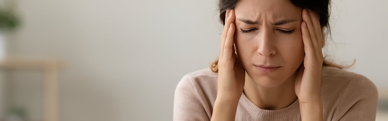 Junge Frau mit Angstzust&auml;nden &ndash; Symbolbild f&uuml;r m&ouml;gliche Behandlung mit medizinischem Cannabis