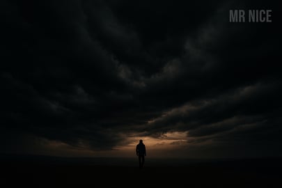 Silhouette einer Person unter dunklem Himmel &ndash; symbolische Darstellung f&uuml;r Depression, R&uuml;ckzug und Hoffnung mit MR NICE Logo